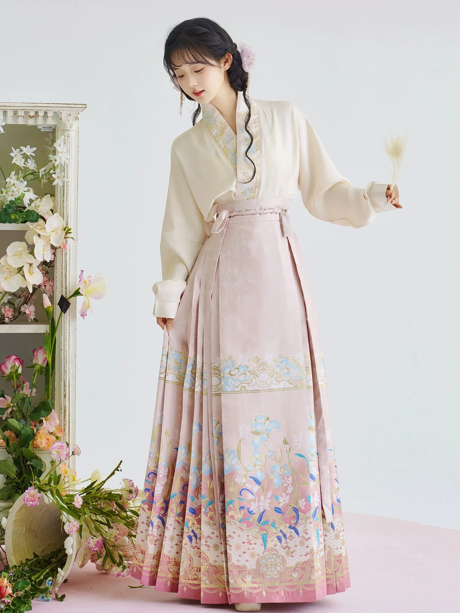 Ming Dynasty x Modern Hanfu: 鸢尾 Fleur-de-lis